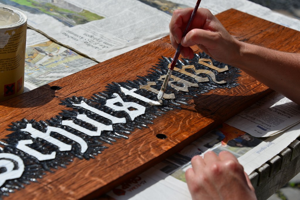 Die neuen Strassenschilder werden gemalt | Detail "Schulstraße" | Foto: Lina Schäck