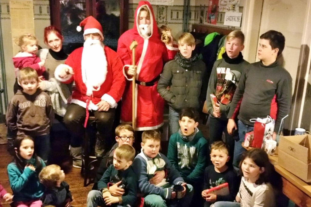 Der Nikolaus kommt ins rote Haus mit allen Kindern aus dem Ort