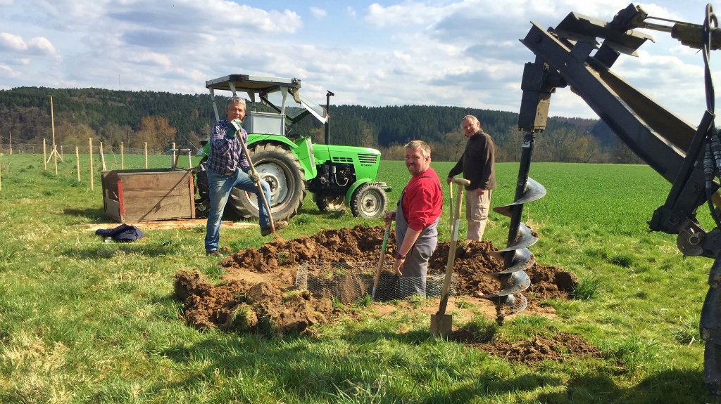2016, 1. Obstbaumpflanzung | Team Feld: Vorbohren der Pflanzlöcher | Foto: Yvette Schäck