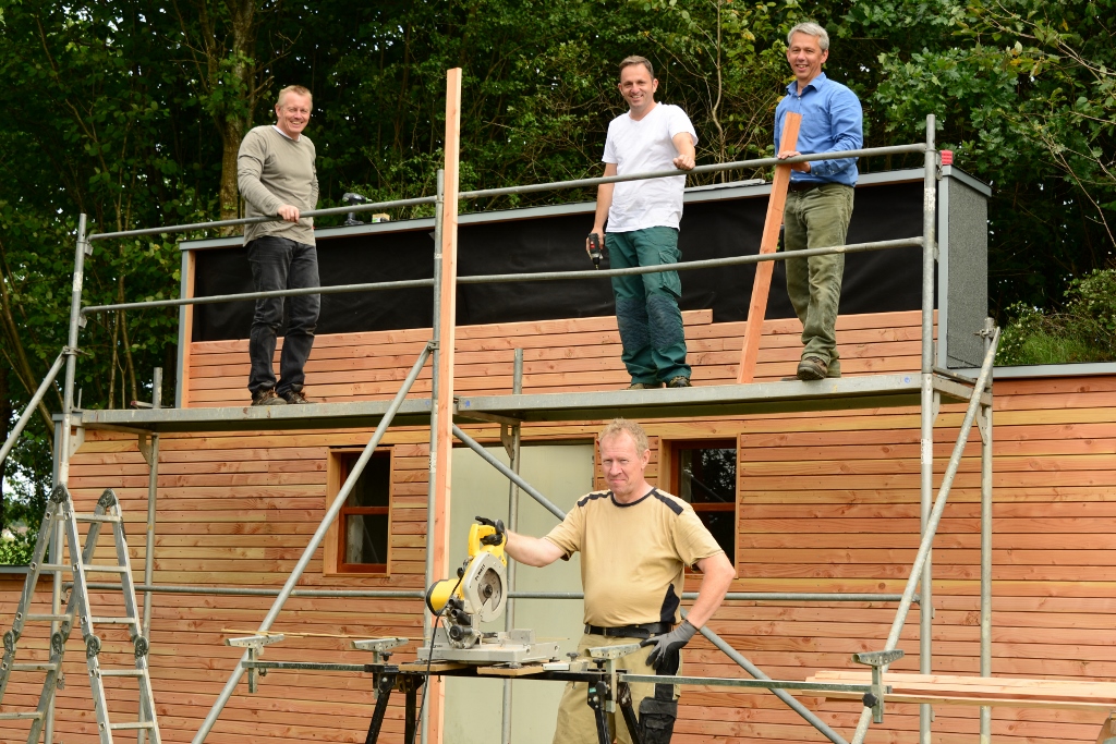 August 2017 | Der Hochbehälter bekommt eine neue Holzfassade. | Viel Eigenleistung steck in der Renovierung. | Foto: Yvette Schäck
