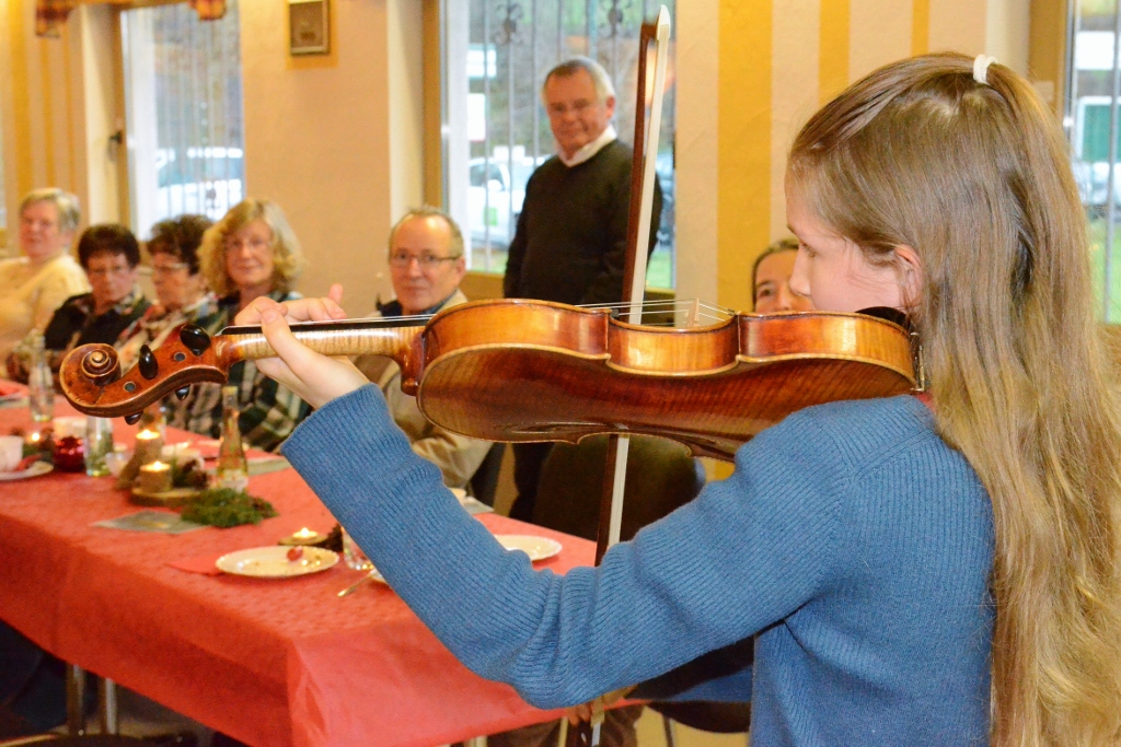 Seniorenfeier 2017 | Paula Witzel (12) spielt auf ihre 240 Jahre alte Geige | Foto: Yvette Schäck