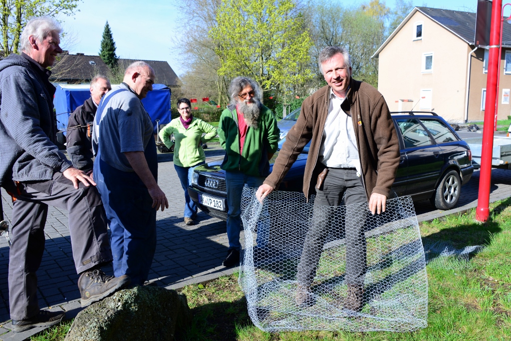 2018, 3. Obstbaumpflanzung | Der Organisator der Aktion, Olaf Riesner-Seifert (Untere Naturschutzbehörde), demonstriert das Herstellen des Drahtkorbes. | Foto: Yvette Schäck