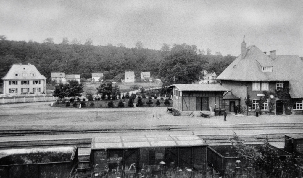 1920er | Bahnhof Flammersfeld mit Haus Roseneck | Repro: Wilfried Klein