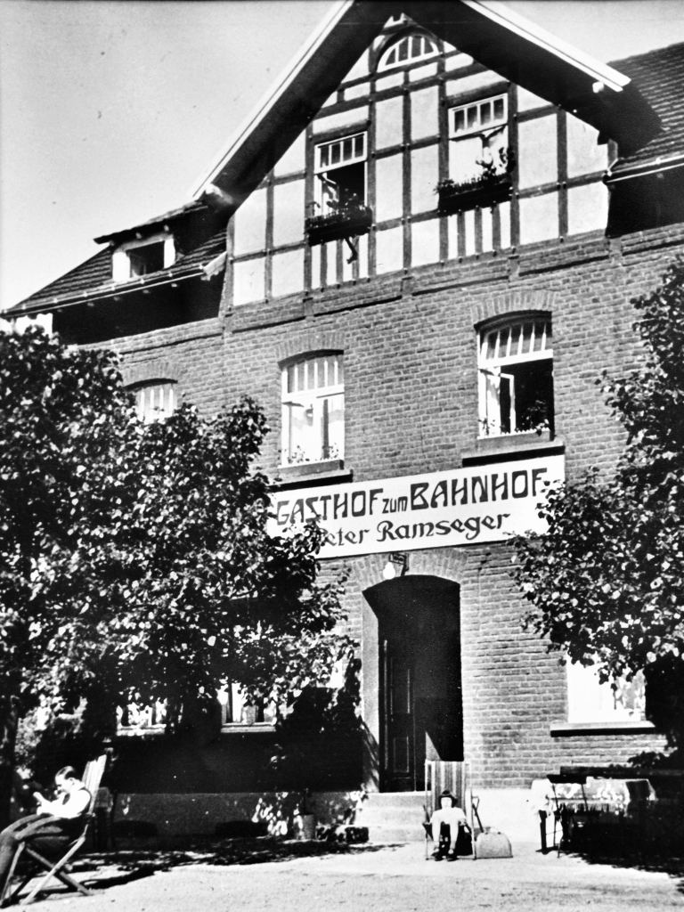 Historisches Foto 1950er Gasthof zum Bahnhof Ramseger