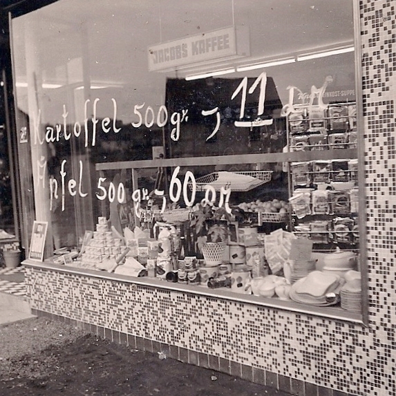 1957 | Hedwig Supenkämper, neuer Laden, Schaufenster rechts | Archiv: Supenkämper, Scan: Uli Sohnius