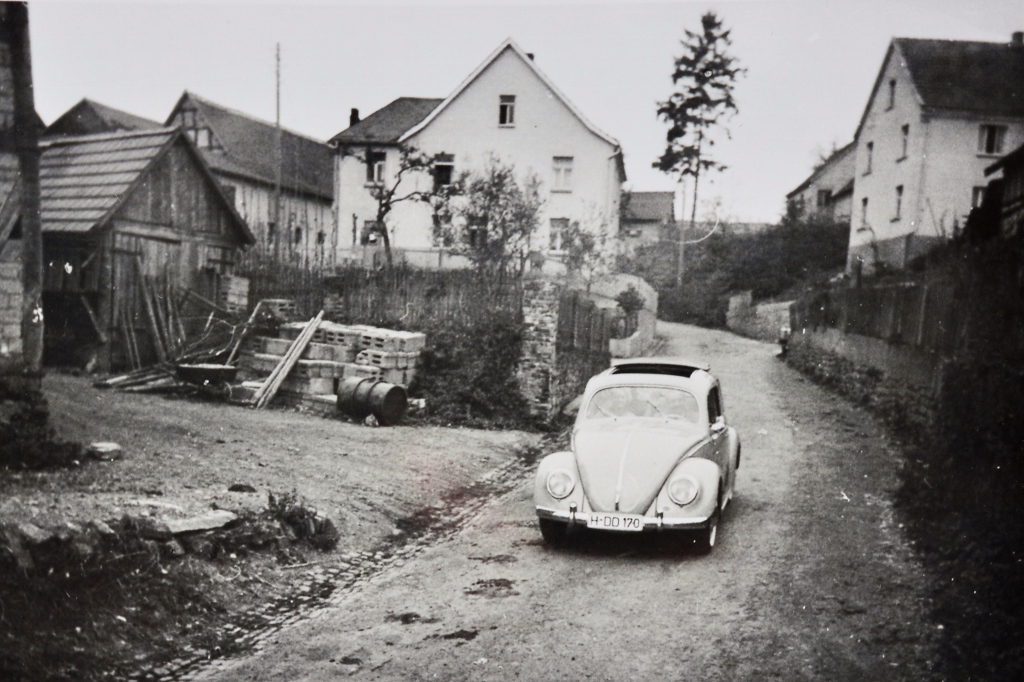 1963 | Auto auf der Schulstraße | Archiv: Lehrer Aribert Schäfer, Repro: Wilfried Klein