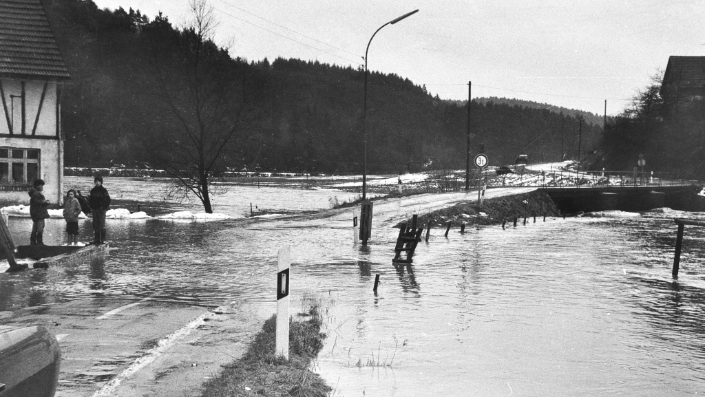 Historisches Foto 1970er Hochwasser bei der alten Brücke Seelbach-Bettgenhausen