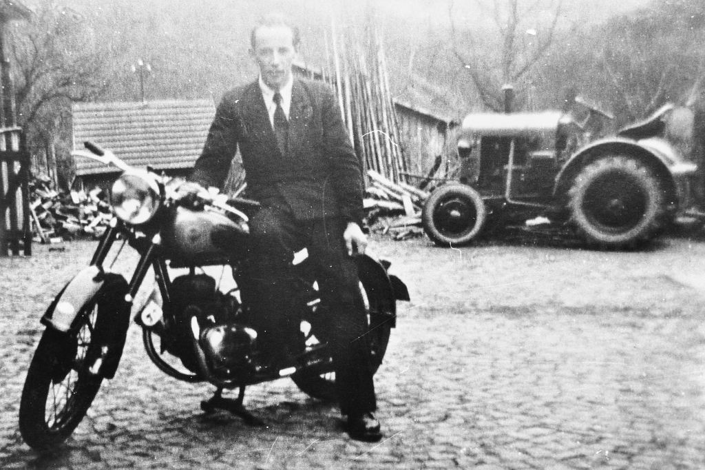 Historisches Foto Guenter Scharfenstein mit Motorrad