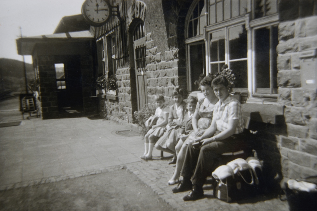 Historisches Foto Warten auf den Zug in Seelbach