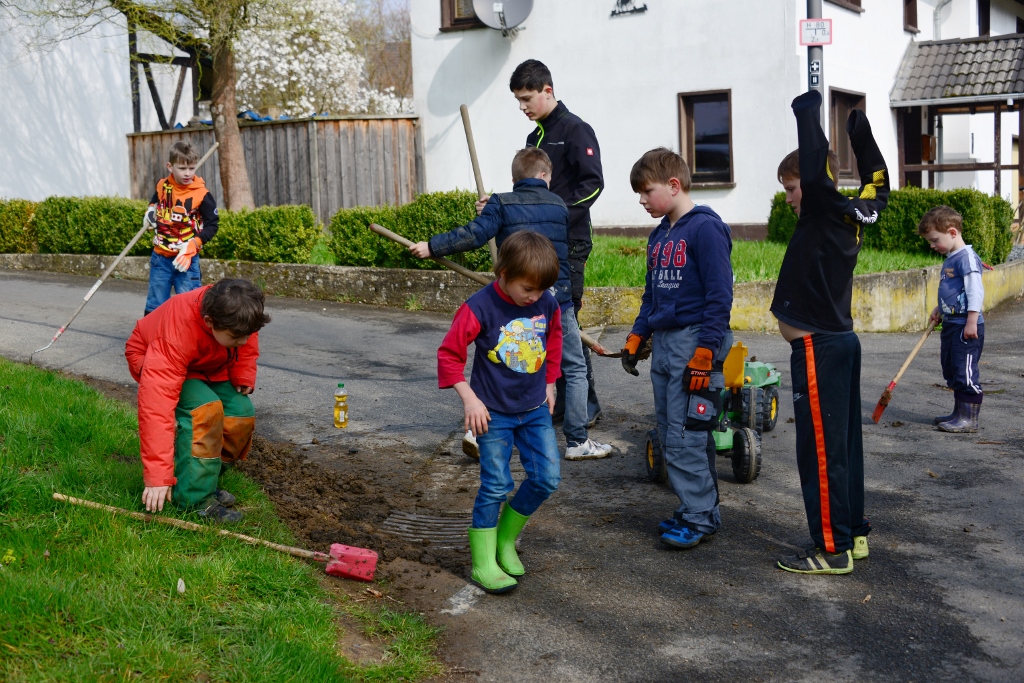 Die Kinder von Seelbach reinigen die Strasse