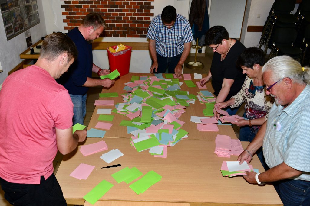 26.05.2019 | Freiwillige bei der Auszählung der Stimmen am Wahltag | Foto: Burkhard Schäck