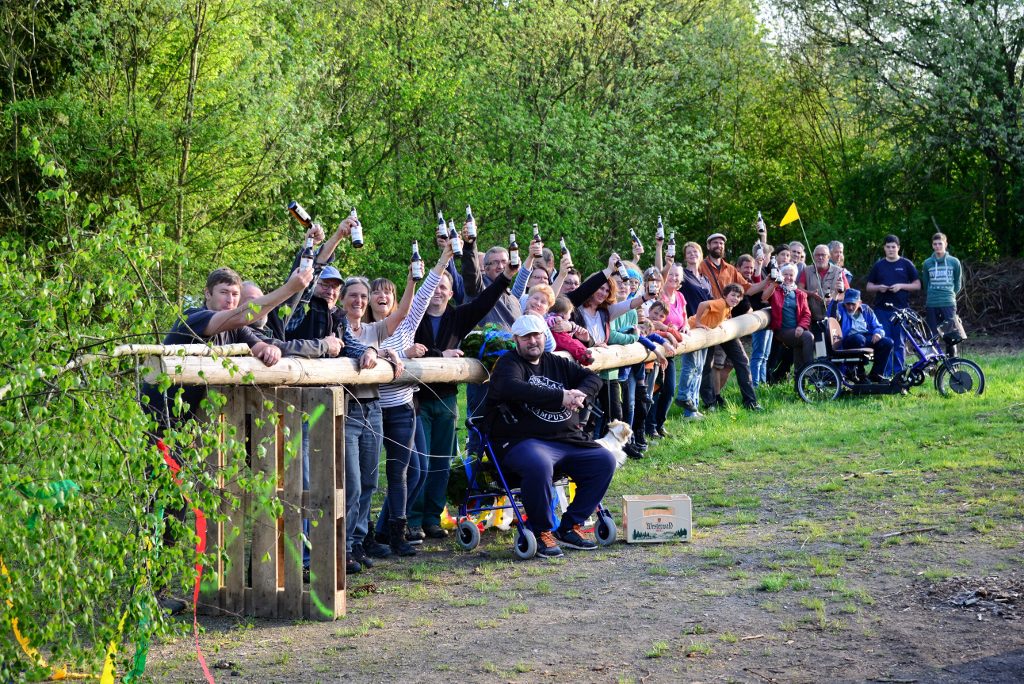 Maifeier 2019 | Heiteres Warten auf das Aufstellen des Baumes | Foto: Yvette Schäck