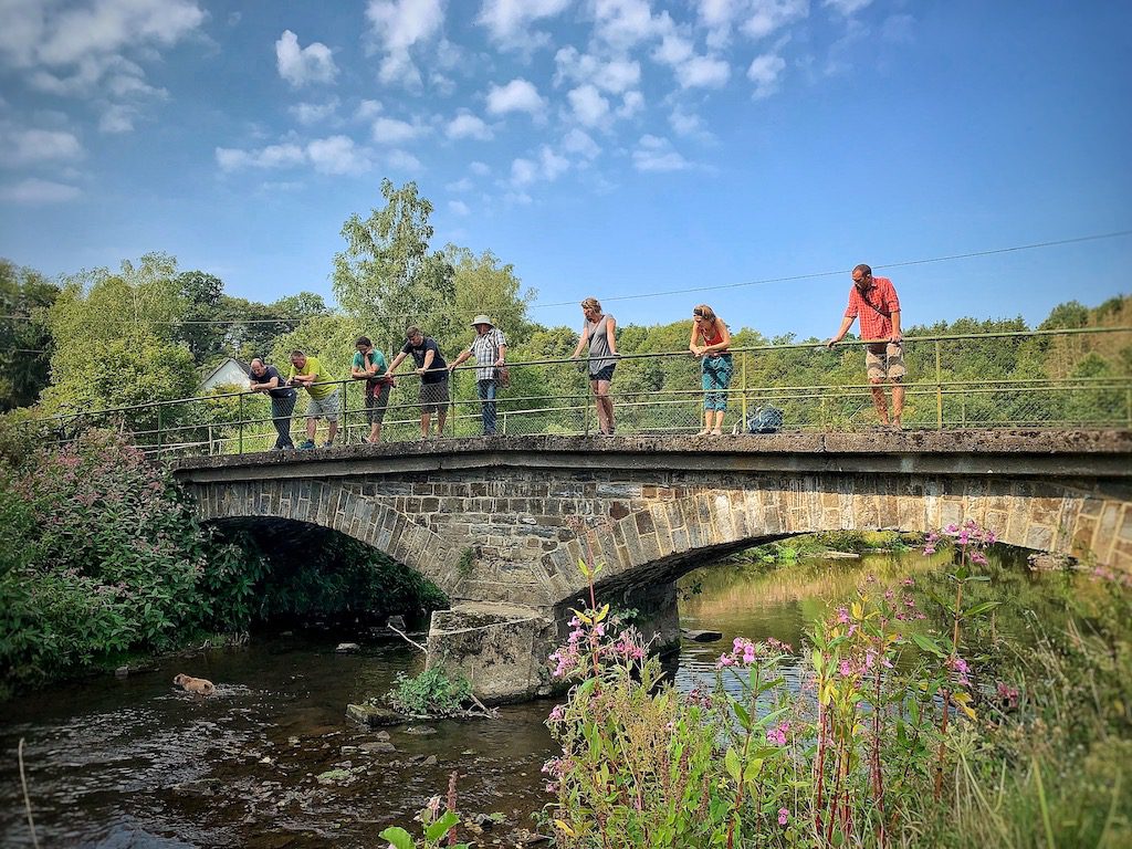Personen auf Bruecke in Bettgenhausen