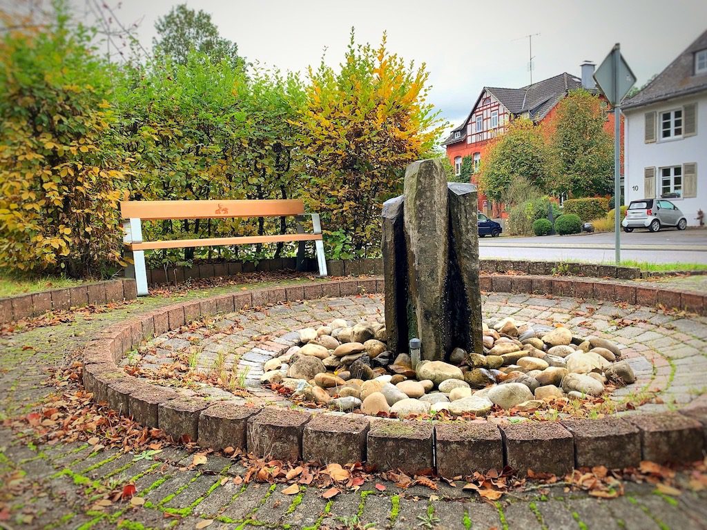 Sitzbank an der Brunnenanlage Seelbach