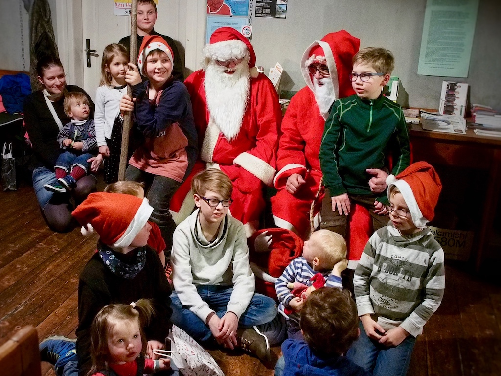 Der Nikolaus mit Kindern im Roten Haus