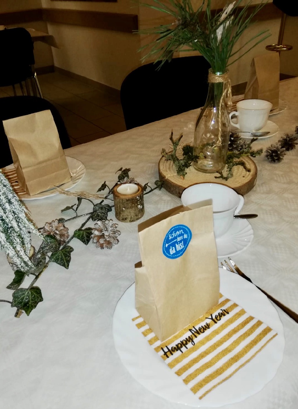 Gedeckter Tisch mit Geschenk Seniorenfeier 2020