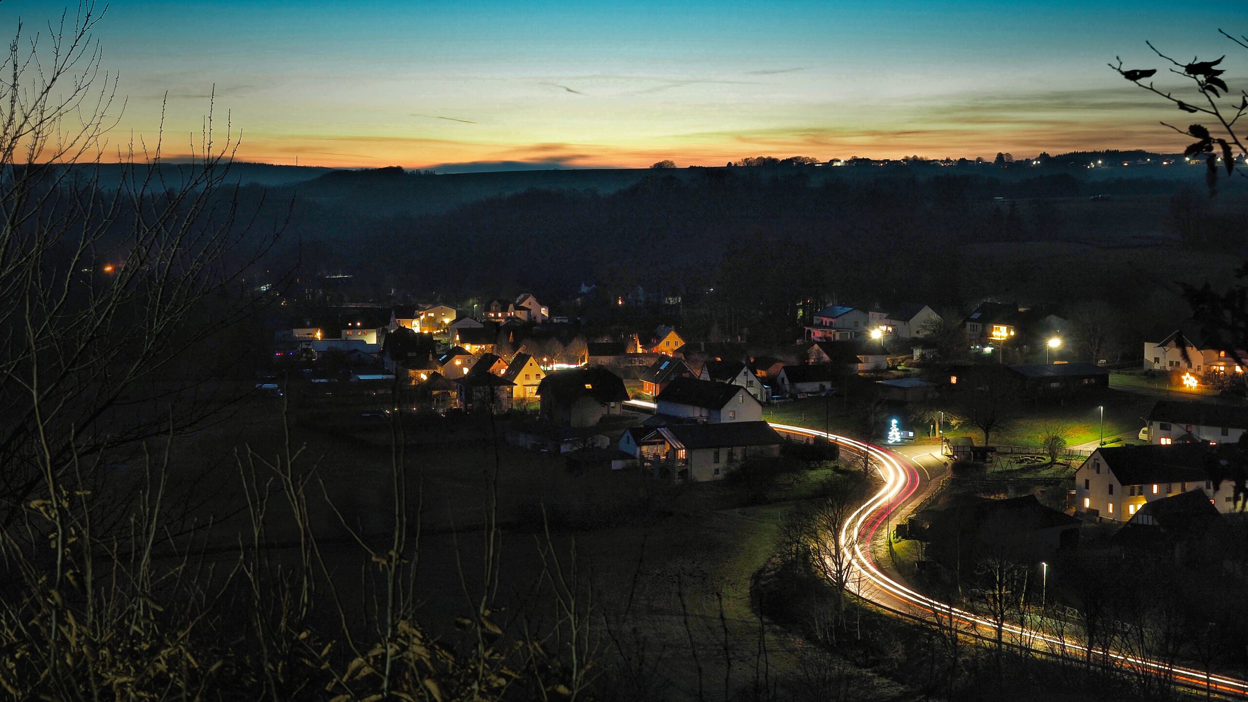 Seelbach bei Nacht mit Lichtspiel von fahrenden Autos