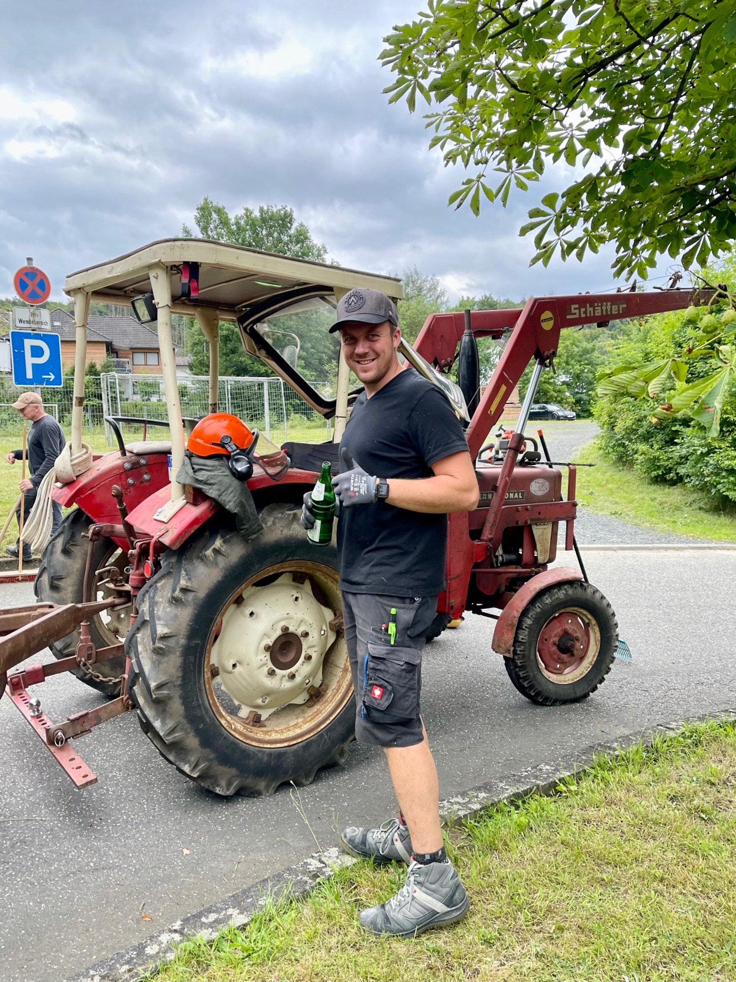 Helfer bei Aktionstag mit Traktor