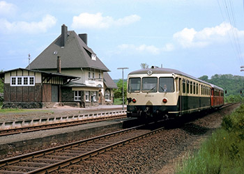 1. Juni 1984 Akkutriebwagen Bahnhof Flammersfeld | Foto Günter Tscharn Troisdorf