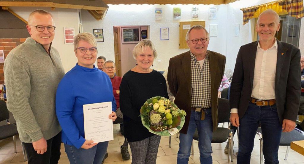 Amtseinführung von Ortsbürgermeisterin Anke Klein. Von links nach rechts: Erster Beigeordneter Hardy Heynen, Ortsbürgermeisterin Anke Klein, Bürgermeister a.D. Wilfried Klein und Frau Doris, Verbandsbürgermeister Fred Jüngerich | Foto: Heinz-Günter Augst