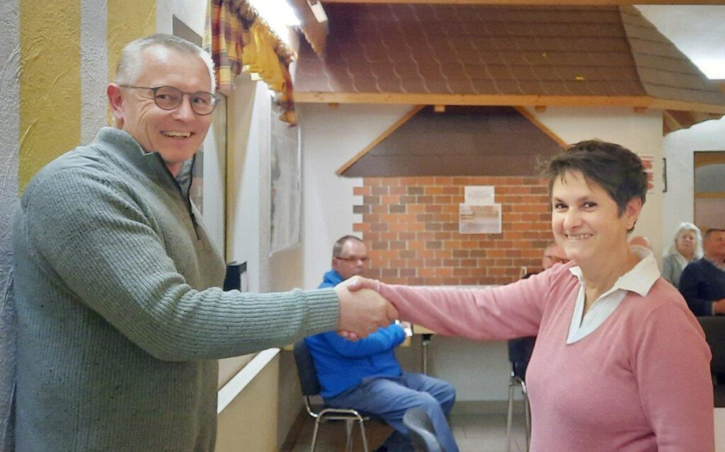 Stellvertretender Bürgermeister Hardy Heynen verpflichtet Yvette Schäck als nachrückendes Ratsmitglied der Ortsgemeinde Seelbach | Foto: Anke KleinOrtsgemeinde Seelbach | Foto: Anke Klein