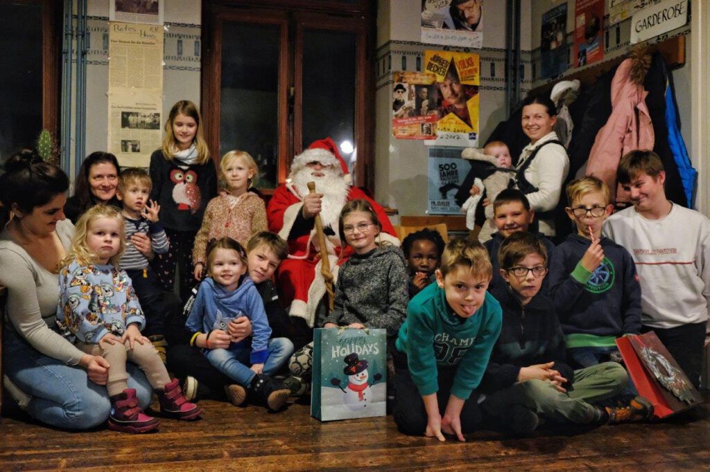 Nikolausfeier 2022 | Alle Kinder möchten den Nikolaus ganz nah erleben. | Foto: Oliver Hilse