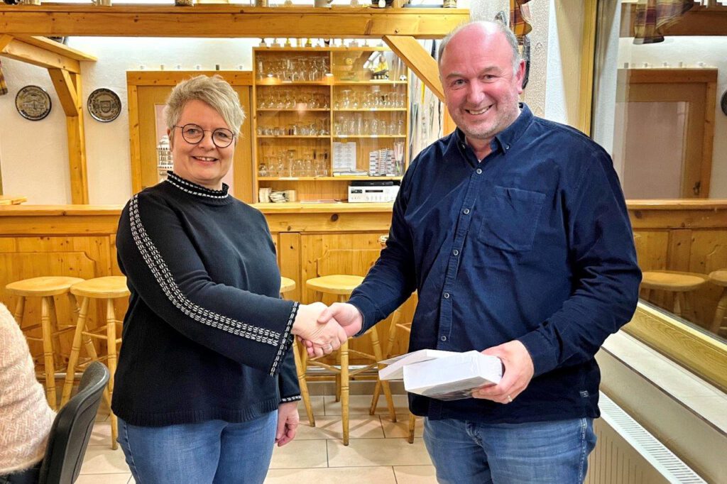 Ortsbürgermeisterin Anke Klein verpflichtet Heiko Klein als nachrückendes Ratsmitglied der Ortsgemeinde Seelbach Januar 2023 | Foto: Burkhard Schäck