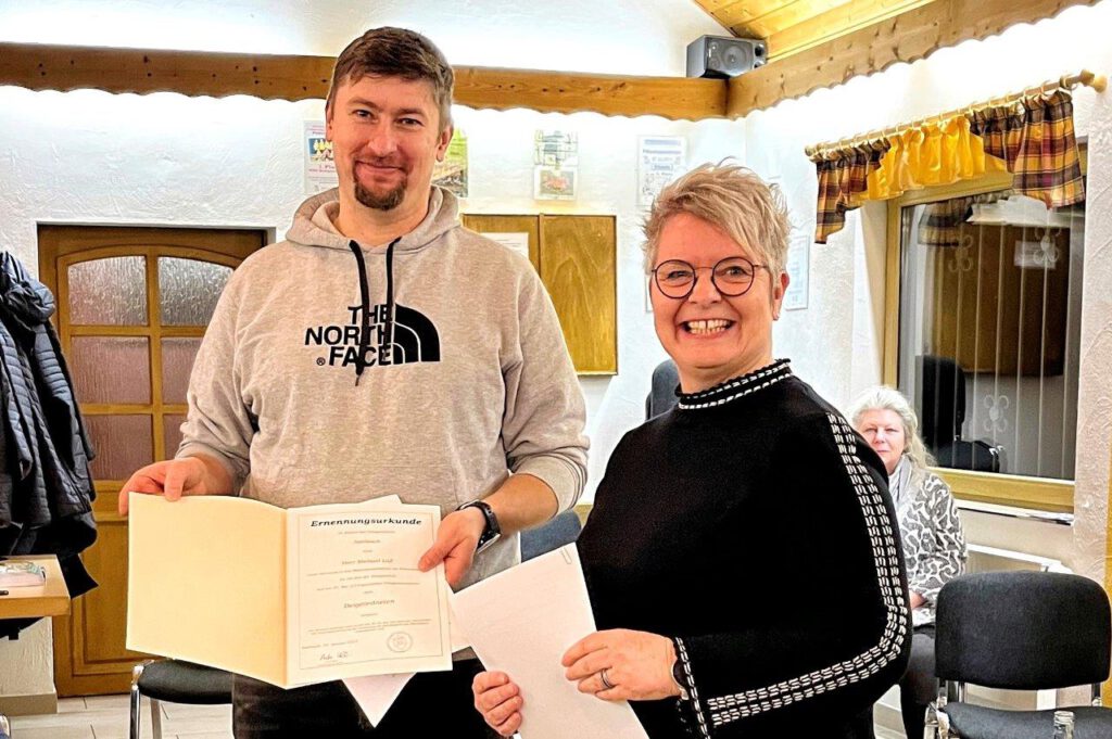 Ortsbürgermeisterin Anke Klein gratuliert Michael Lüß zu seiner Wahl als Beigeordneter und überreicht ihm die Ernennungsurkunde. Januar 2023 | Foto: Ortsgemeinde