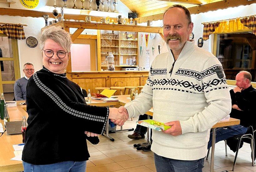 Ortsbürgermeisterin Anke Klein verabschiedet Gemeindearbeiter Jörg Bogisch | Januar 2023 | Foto: Ortsgemeinde