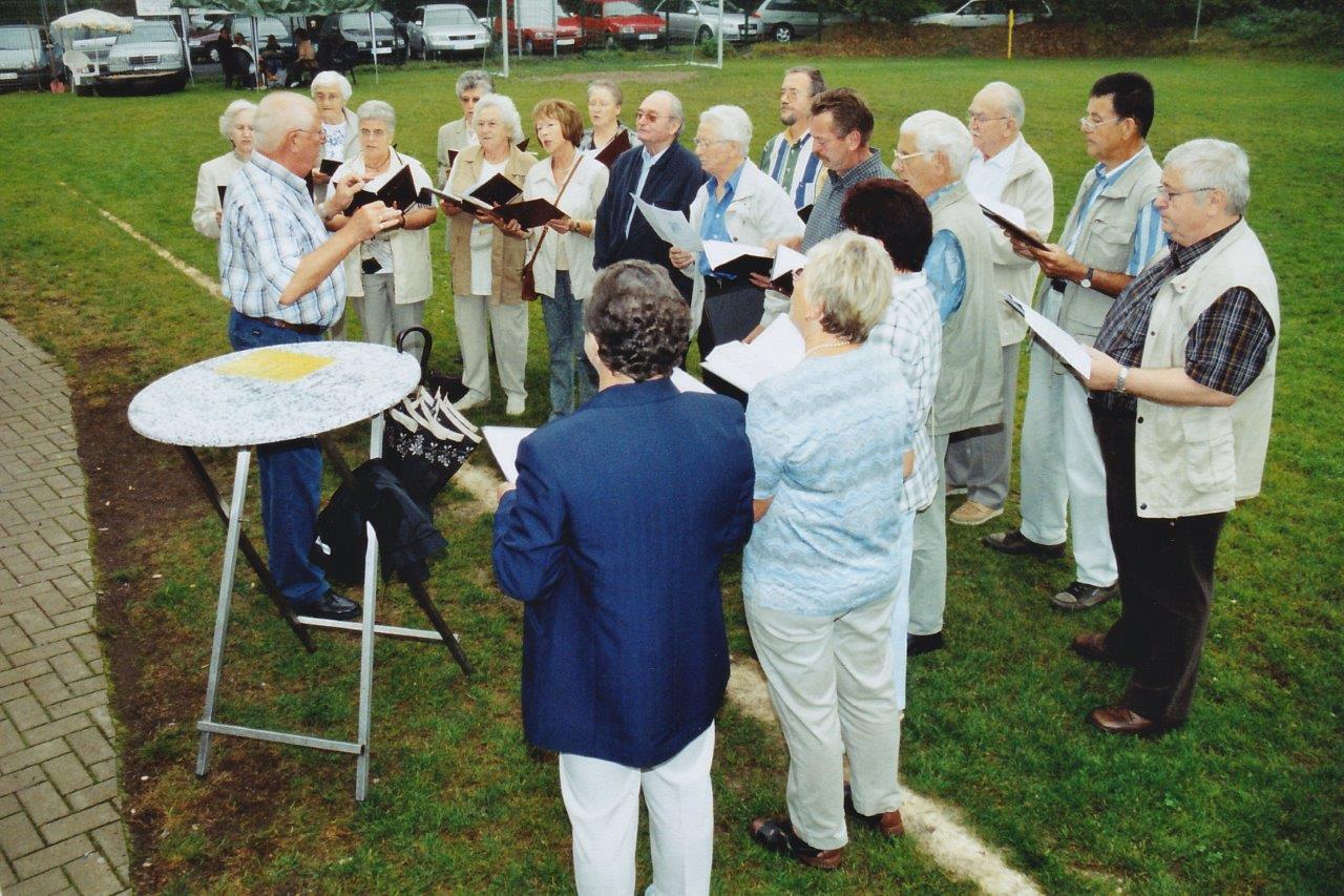 Dorffest 2005 | Gemischter Chor Wiedklang singt mit dem Gemischten Chor Reiferscheid zusammen. | Foto: Burkhard Schäck