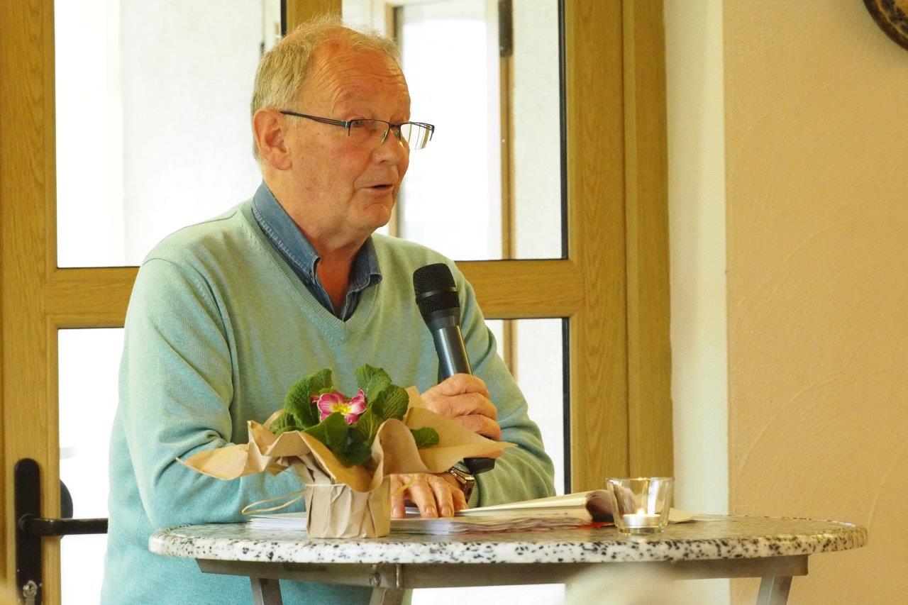 Seniorenfeier 2023 | Wilfried Holzapfel trägt sein Gedicht „Die Wied“ vor. | Foto: Yvette Schäck