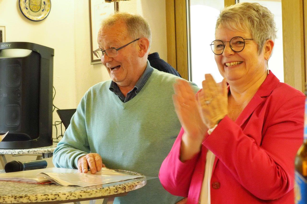 Seniorenfeier 2023 | Ortsbürgermeisterin Anke Klein bedankt sich herzlich bei Heimatdichter Wilfried Holzapfel | Foto: Yvette Schäck
