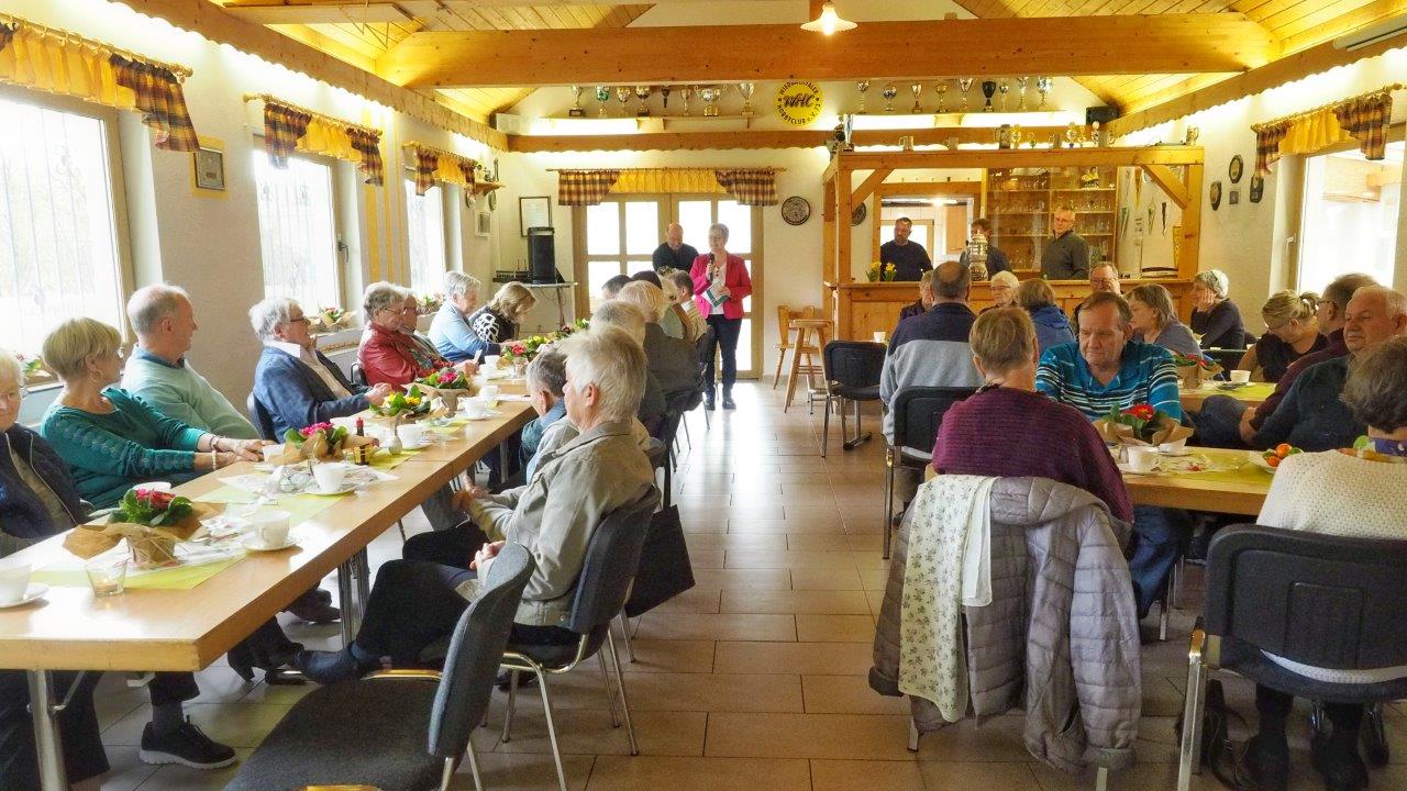 Seniorenkaffee in der frühlingshaft dekorierten Henry-Hütte | Foto: Yvette Schäck