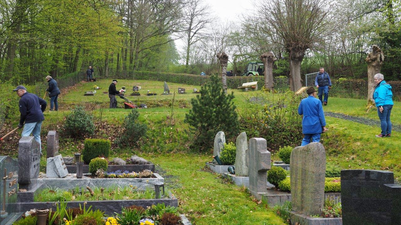 Aktionstag 2023 | Pflegearbeiten am Friedhof | Foto: Yvette Schäck