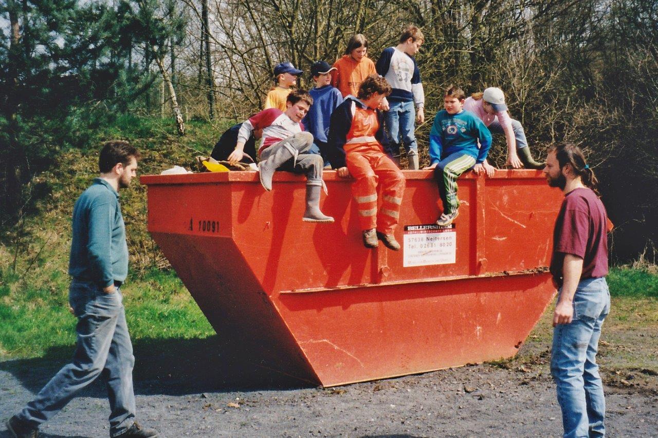 Dorfsäuberung 2000 | Die Kinder sichern sich einen guten Platz für das Gruppenbild | Foto: Wilfried Klein