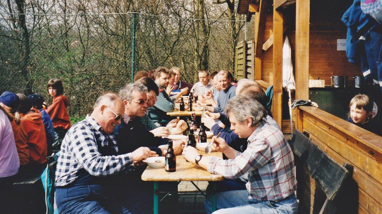 Dorfsäuberung 2000 | Die Ortsgemeinde bedankt sich mit einem Mittagessen bei den Helfern. | Foto: Unbekannt