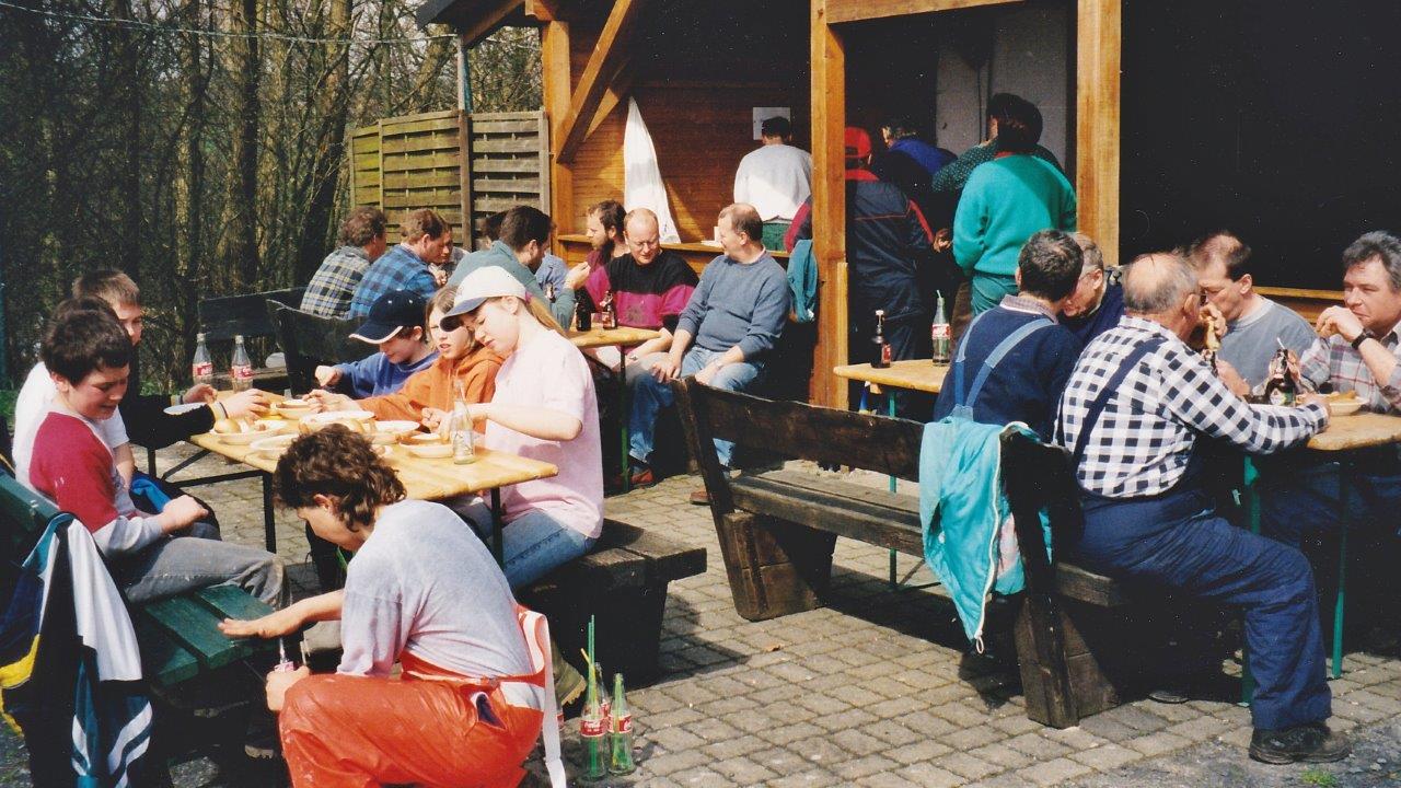 Dorfsäuberung 2000 | Mittagessen an der alten Henry-Hütte | Foto: Unbekannt