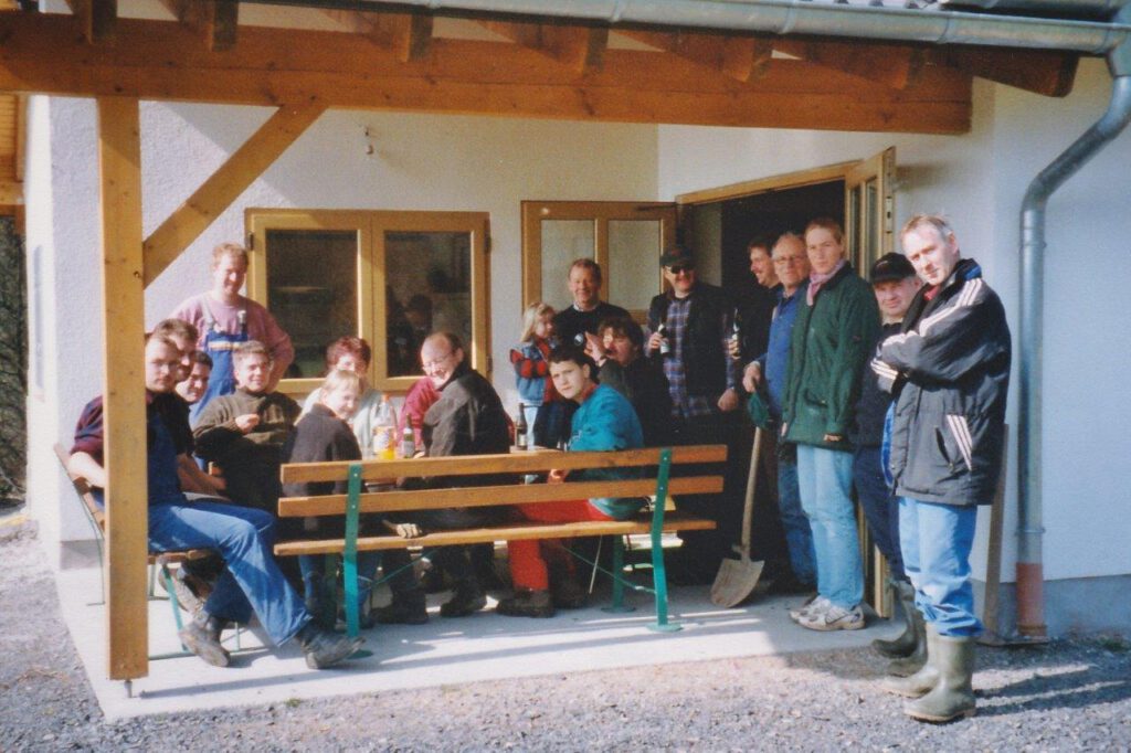 Dorfsäuberung 2002 | Die Helfer beim Imbiss in der neuen Henry-Hütte | Foto: Wilfried Klein