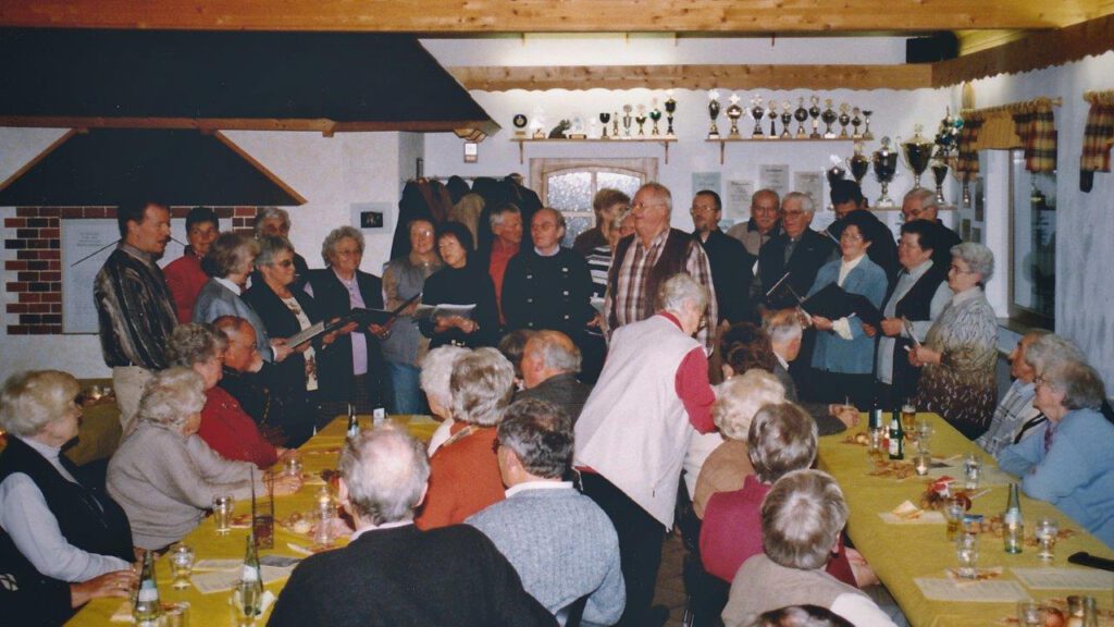 Seniorenfeier 2004 | Gemeinsamer Auftritt vom Gemischten Chor Wiedklang mit dem Gemischten Chor Reiferscheid | Foto: Wilfried Klein