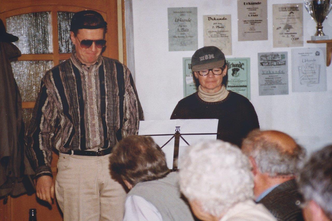 Seniorenfeier 2004 | Darbietung vom Ortsbürgermeister Sohnius und seiner Frau | Foto: Wilfried Klein