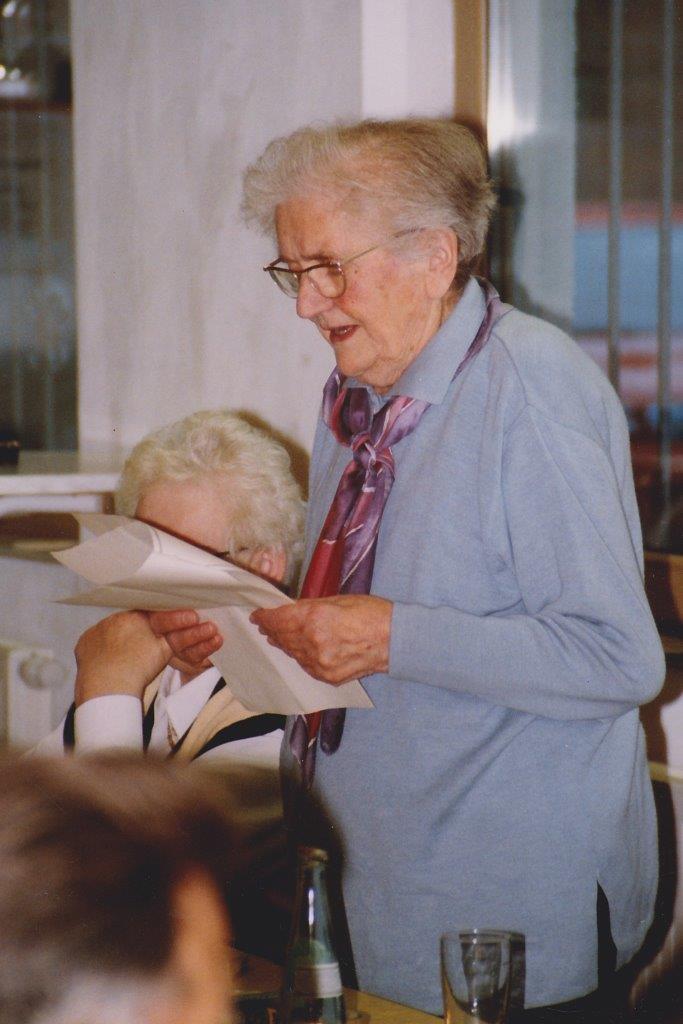 Seniorenfeier 2004 | Vorlesen einer Geschichte | Foto: Wilfried Klein