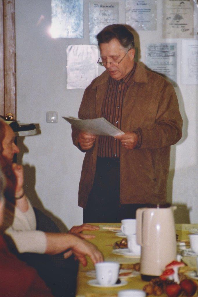 Seniorenfeier 2004 | Vorlesung eines Gedichts in Westerwälder Mundart | Foto: Wilfried Klein