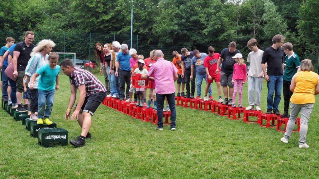 Mehrgenerationen-Sonntagsfrühschoppen 2023 | Beim Spiel "Leergutschlange" ging es darum, auf den Kisten so schnell wie möglich das Ziel zu erreichen, ohne mit den Füßen den Boden zu berühren | Foto: Yvette Schäck