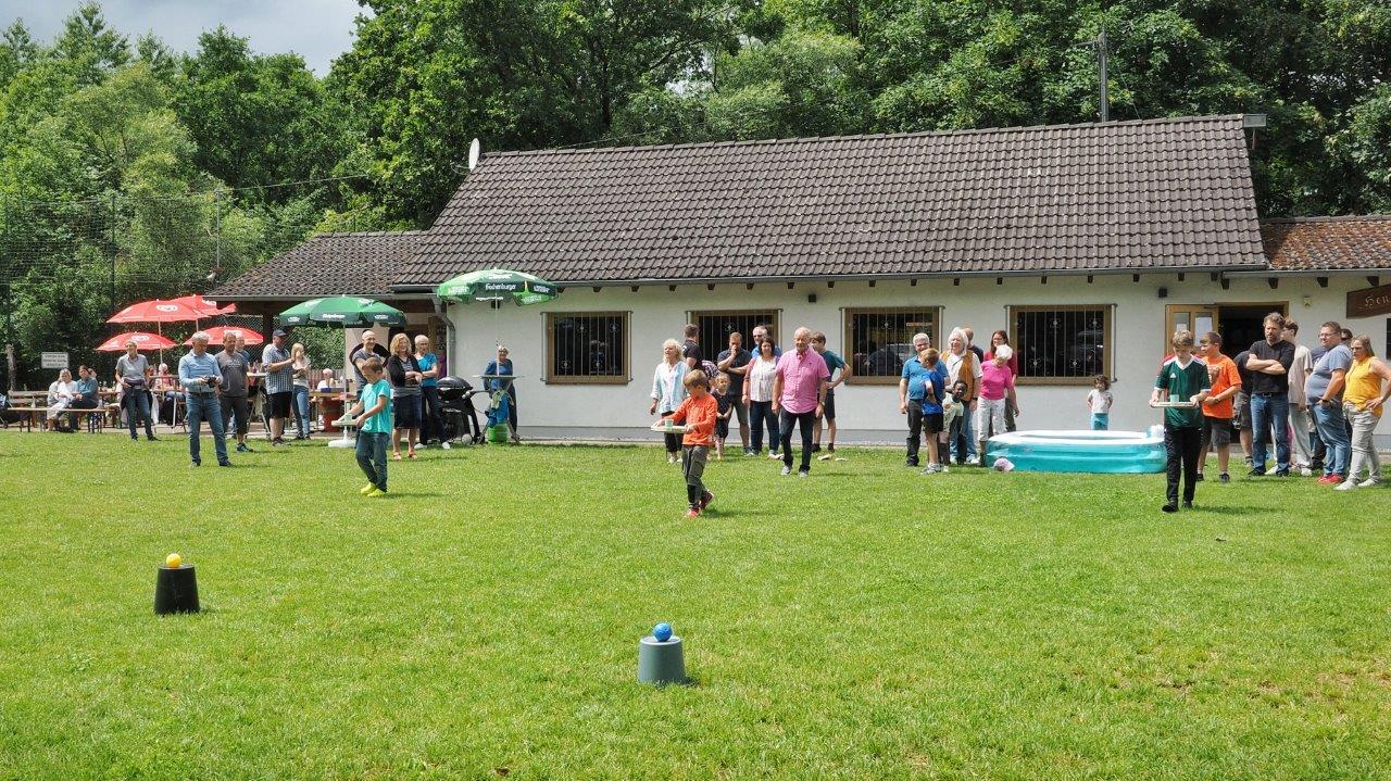 Mehrgenerationen-Sonntagsfrühschoppen 2023 | Spiel „Wasserbecherparcours“ | Foto: Yvette Schäck