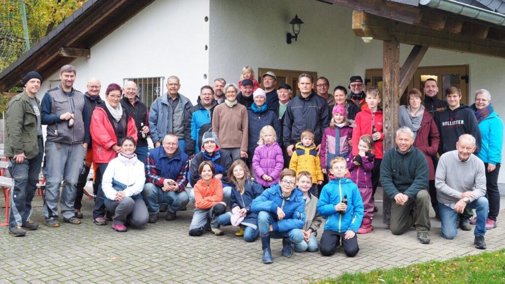 Aktionstag 11.2023 | Gruppenbild der zahlreichen Helfer nach gelungener Aktion | Foto: Yvette Schäck
