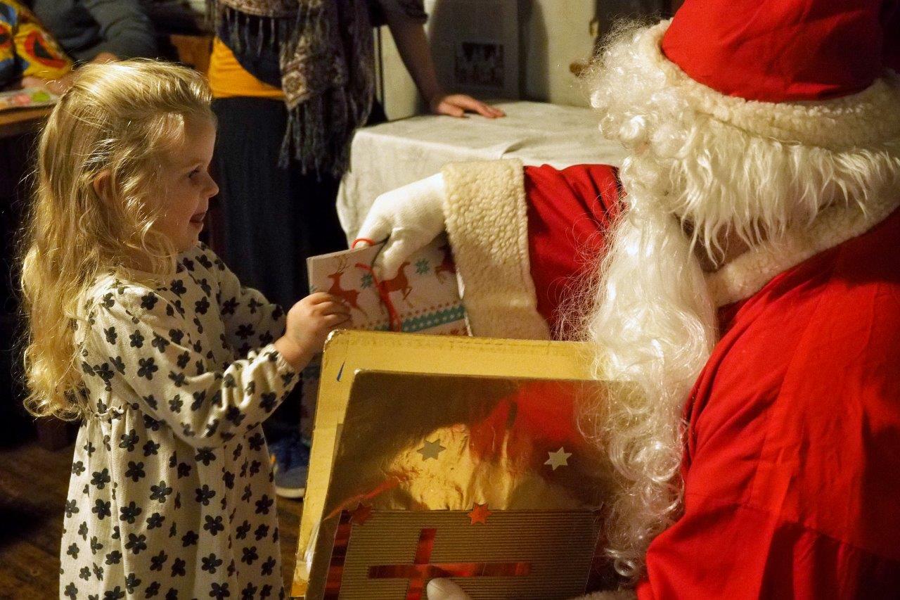 Nikolausfeier 2023 | Der Nikolaus bringt etwas für mich. | Foto: Yvette Schäck