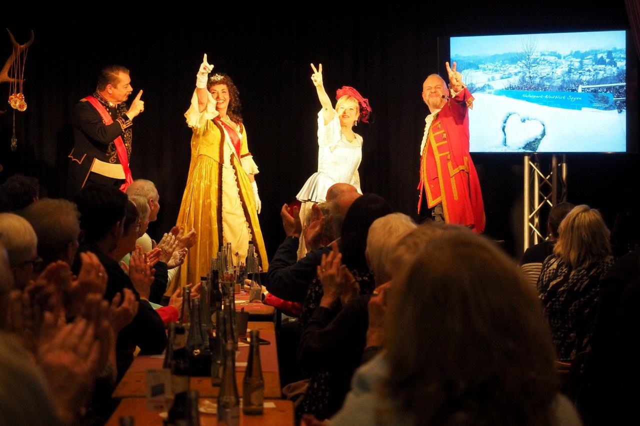 SAALÜ Royal 2024 | Beifall des Publikums für die neue Hymne des Dorfes | Foto: Yvette Schäck