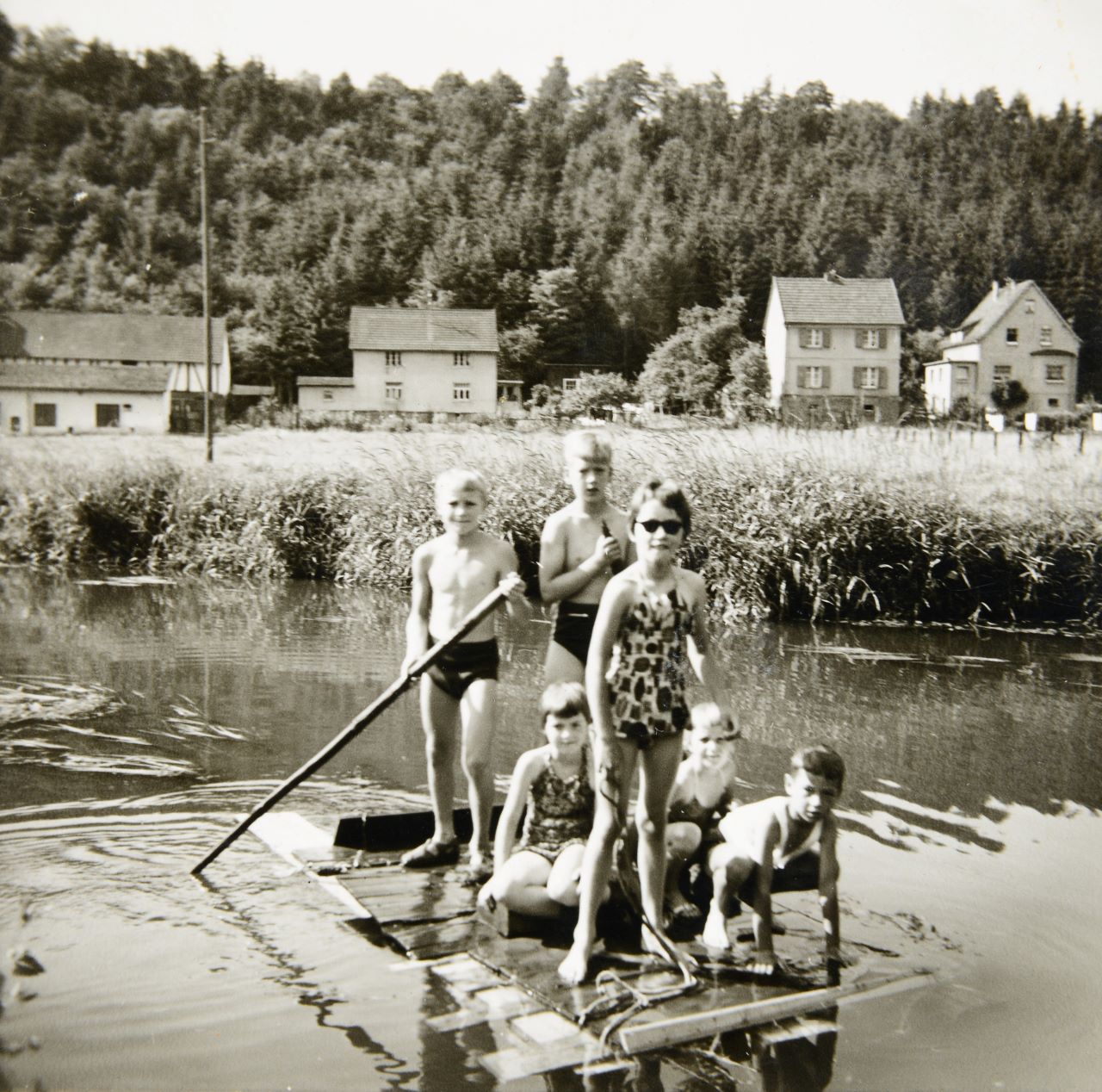 Anfang 60er | Floßfahren auf der Wied | Archiv: Uschi Ramseger, Repro: Burkhard Schäck