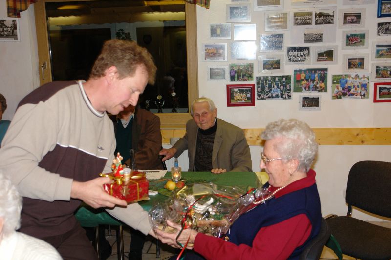 Seniorenfeier 2006 | Ehrung der ältesten Teilnehmerin | Foto: Wilfried Klein