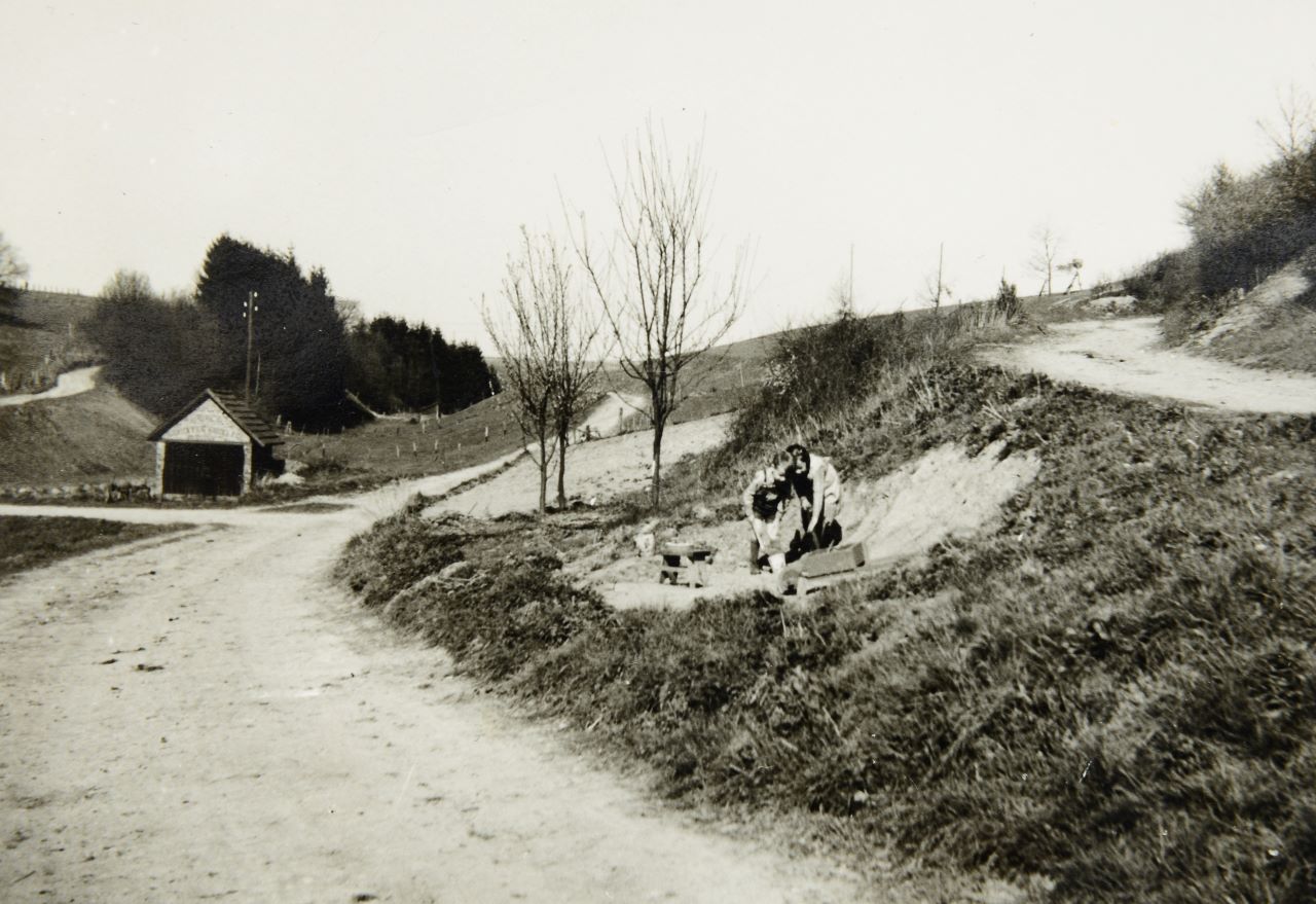 Ende 1950er | Schulstraße mit Spritzenhaus | Archiv: Uschi Ramseger, Repro: Burkhard Schäck